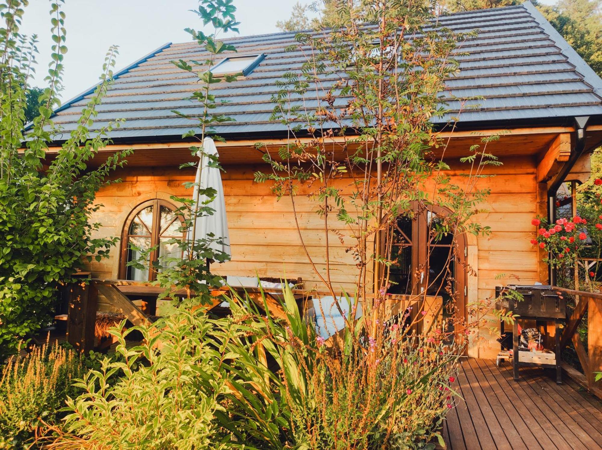 Woodorf Drewnem Uslane - Domki Z Bala Nad Rzeka Slupia Wsrod Pol I Lasow Z Chata Grillowa, Ogniskiem I Placami Zabaw Dla Dzieci Ustka Exterior foto